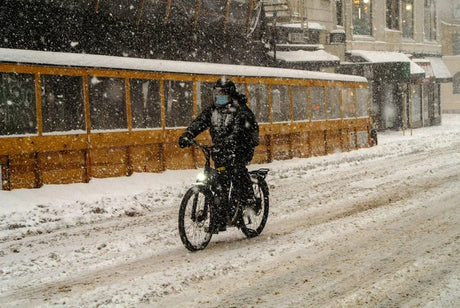 Elcykel på vintern – vilken typ passar svenska cykelbanor i snö, slask och kyla?